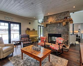 Beautiful open-concept cottage on Moon River! 10 Minute walk to Bala! - Bala - Living room