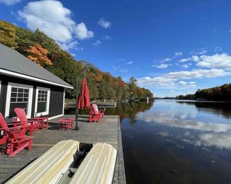 Lakefront Cottage with sandy beach on Lake Muskoka - Port Carling - Patio