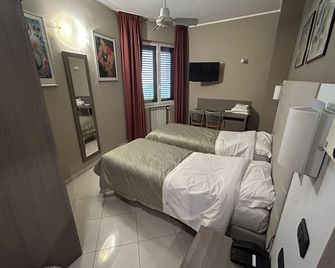 Hotel Parma - Milan - Kamar Tidur