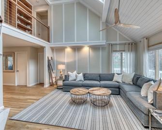 Newly Renovated Oasis + HotTub! Southampton/Sag steps to Beach/Tennis/Pickleball - Southampton - Living room