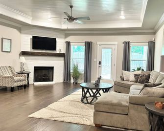 Spacious One Level Ranch Style Luxury Townhouse - Huntsville - Living room