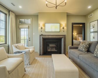 The Penrose Suites - St. Marys - Living room