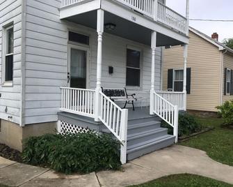 Kork Haus - Whole House Rental In Downtown Hermann - Hermann - Building