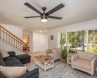 Updated Large River Front Home with Hotub - McKenzie Bridge - Living room