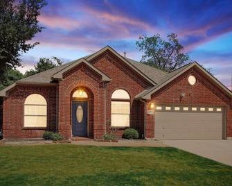 The Blue Holly - Bright & Spacious with a Pool - Corinth - Building