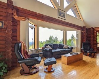 Log Home on 5 Acres sleeps 10 comfortably three bedrooms plus more sleep areas. - Shawnigan Lake - Living room