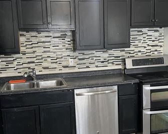 Cozy 3-bedroom lovely home - Hamtramck - Kitchen