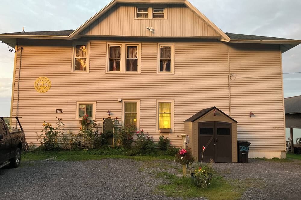 Lakeside Cottage in Historic Seneca Falls - سينيكا فولز - مبنى