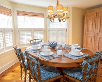 North Cottage at Hobbit Hollow Farm - Skaneateles - Eetruimte