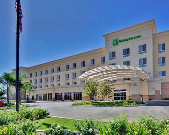 Holiday Inn & Suites Bakersfield By IHG - Bakersfield - Building