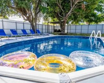 600 SW 31st Ave Pool Patio 4 Queen Beds Sleep 8 Parking - Miami - Zwembad