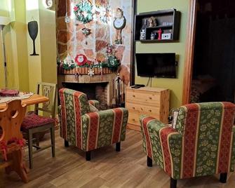 Beautiful Viggian Mountain Chalet - Viggiano - Huiskamer