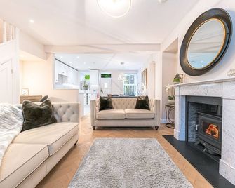 Heather Mere Cottage - sleeps 4 in newly renovated property - Bowness-on-Windermere - Living room