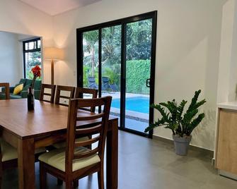 Escape to Casa Eucalyptus in La Fortuna! Private pool in a natural paradise! - La Fortuna - Jadalnia