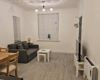 Modern & Cosy 1 bedroom flat in Bridgend town - Bridgend - Living room