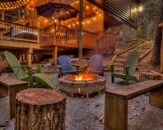 New! Treetop Cabin - Hot tub, Firepit & Fast WiFi - Blue Ridge - Patio
