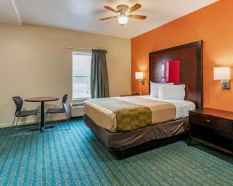 Econo Lodge Inn & Suites - Granite City - Bedroom