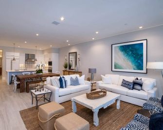 Islamorada Modern Penthouse with Private Beach - Islamorada - Living room