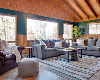 Dog Friendly Cabin near River on Nearly 5 acres w/Strong WiFi + Robust Amenities - Luray - Living room