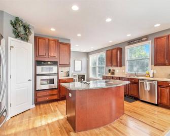 Bright & Spacious Family Home - Bellevue - Kitchen