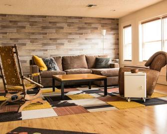 Modern Loft, Walking Distance to Wine Tasting/ Restaurants - Kelseyville - Living room