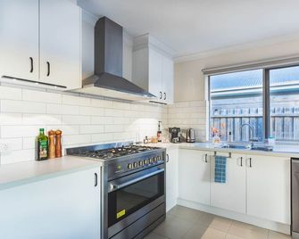 La Casa Serenità - peaceful retreat with infrared sauna - Moolap - Kitchen