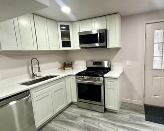 Slc - Peaceful & Spacious 3-Bedroom 1 Bath Bsmt Apt in Delightful West Jordan - West Jordan - Kitchen