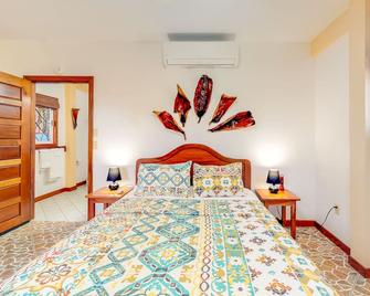 Beachy apartment w/ garden views, partial AC, free WiFi & bikes for guest use - Hopkins - Bedroom