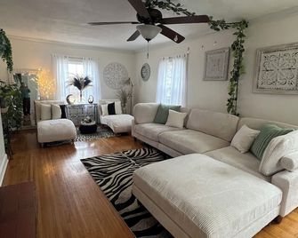 Gorgeous home outdoor covered bar & minutes from floats, cliffs, tubing - Cabool - Sala de estar