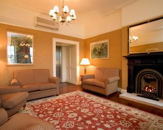 Baileys Hotel Cashel - Cashel - Living room