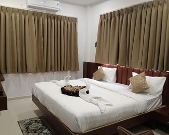 Hotel Vedant inn - Bijapur - Bedroom