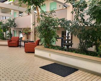 Greeneville Inn And Suites - Greeneville - Lobby