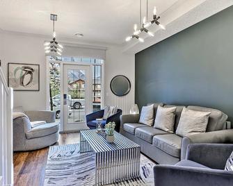 The Lambeth By Samsara Resort Private Entry Panorama Top View 2br And 2bth - Canmore - Living room