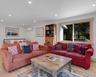 Mendocino Redwood Retreat - Sunrise Cottage - Albion - Living room