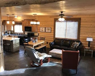 Beautiful Cabin Tucked away in Utah Mountains located in Pine Creek Resort - Mount Pleasant - Living room