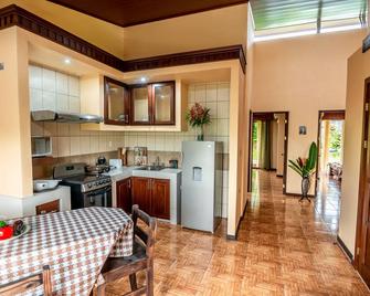 Aunty Arenal Lodge - La Fortuna - Küche