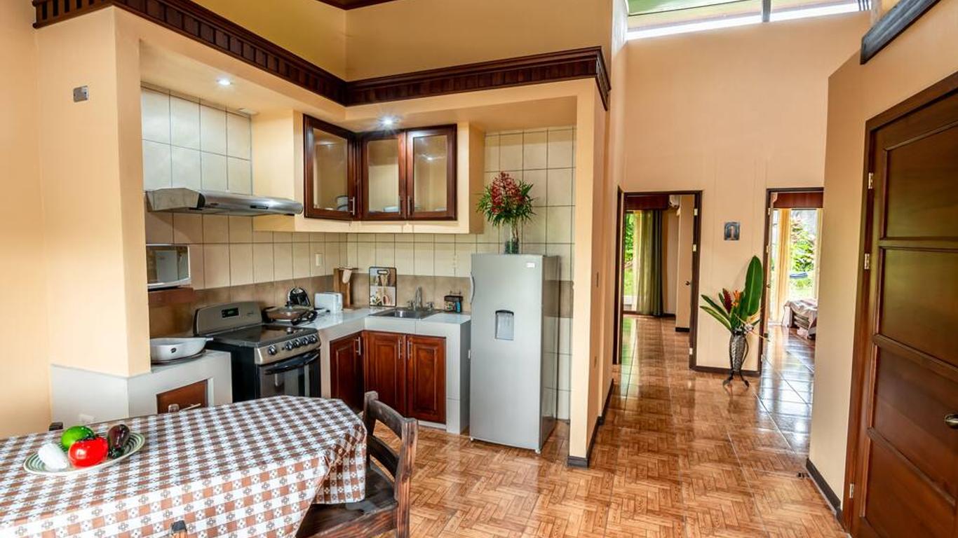 Aunty Arenal Lodge