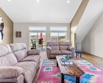 Sunset Serenade in the Country - Eighty Four - Living room