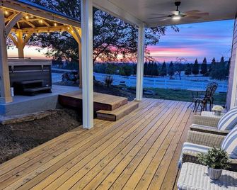 Country Farmhouse on Wine Trail Hot Tub & Pool Table - Auburn - Patio