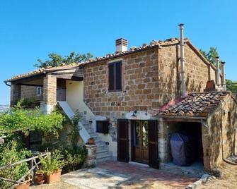 Only ten minutes walk to the golf course and still very quiet - Saturnia - Building