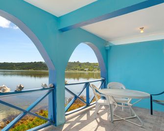 Edwards Guesthouse - Sandy Ground Village - Balcón