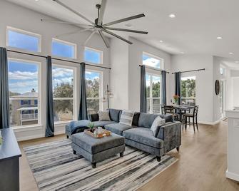 Stunning Lake Home with Pool-Beach-Gym-Boat Access - Leander - Living room