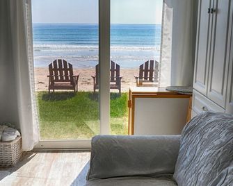 Moody Beach Front Studio Cottage Wifi - Wells - Living room