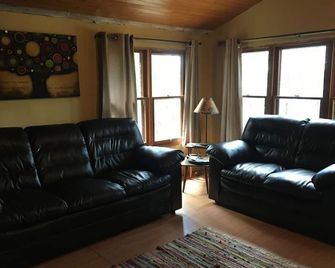 Bishop Lake Three Bedroom Cabin - Crandon - Living room