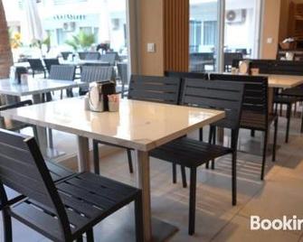 Beso Beach Hotel - Camyuva - מסעדה