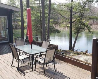River Front Cottage Washago, gateway to Muskoka 3BRs, 2.5 Baths. Easy Access - Washago - Patio