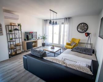 Sky - Slavonski Brod - Wohnzimmer