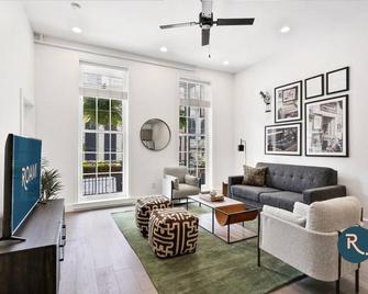 Roami at Bourbon Place - New Orleans - Living room