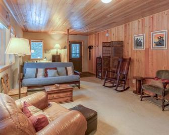Charming Cabin Near Flathead Lake with Deck - Close to Activities - Kalispell - Sala de estar