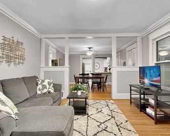 Beautiful 2br N Of Grand Near Downtown - Des Moines - Living room